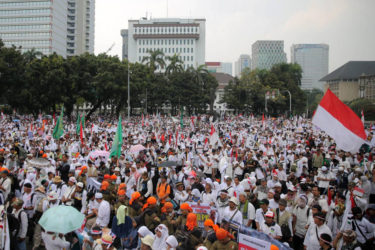 Ribuan Massa Gelar Aksi...