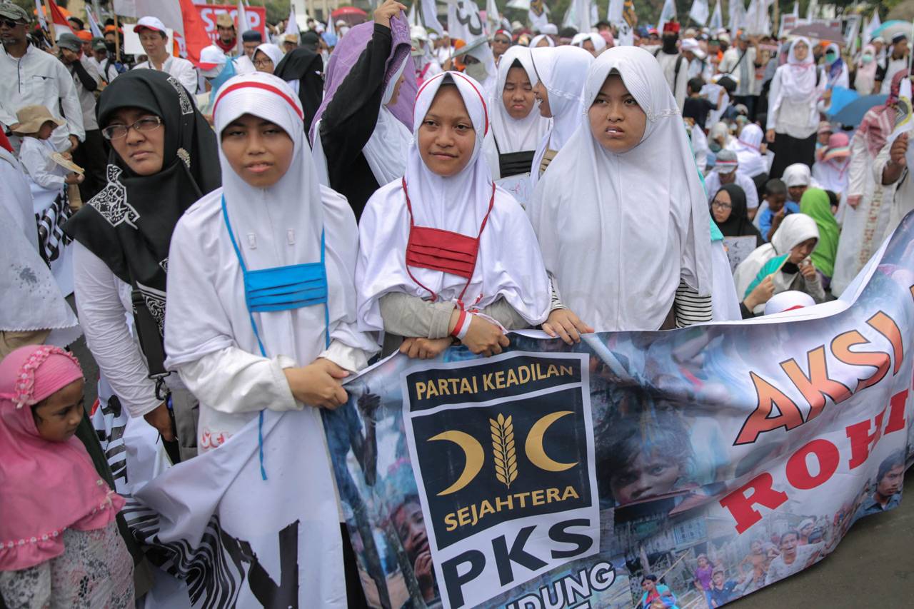 Ribuan Massa Gelar Aksi...