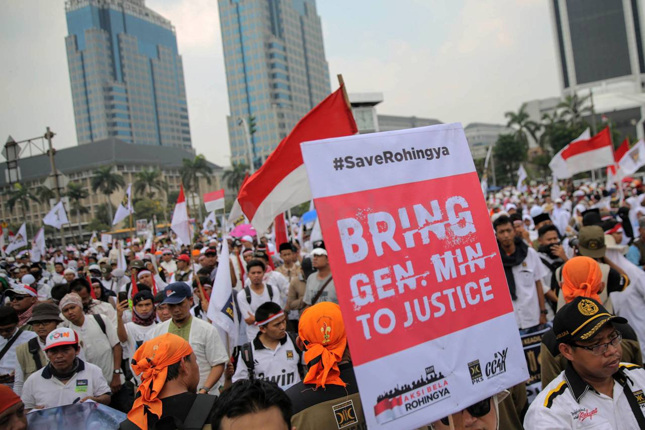 Ribuan Massa Gelar Aksi...