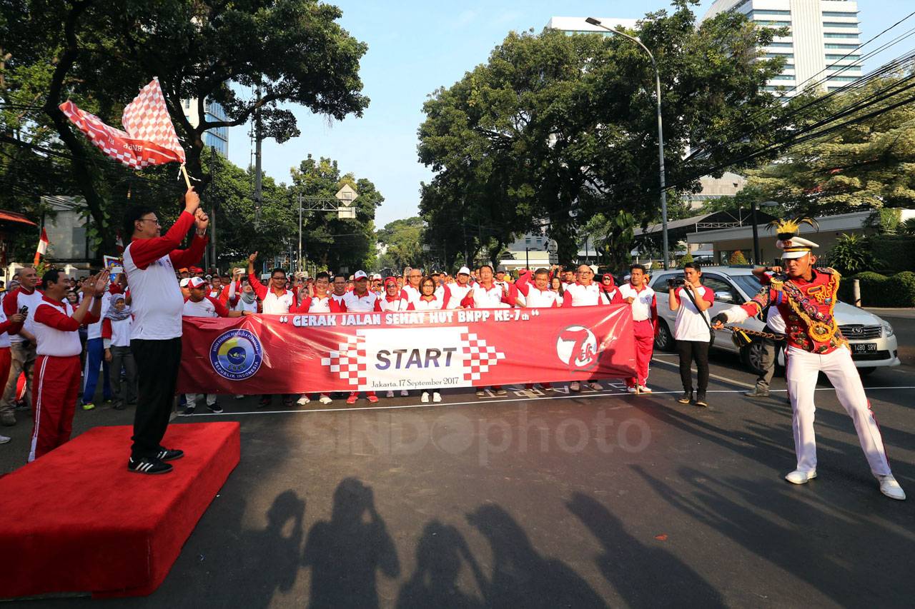 Mendagri Ikuti Jalan...