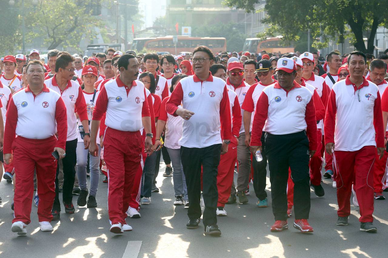Mendagri Ikuti Jalan...