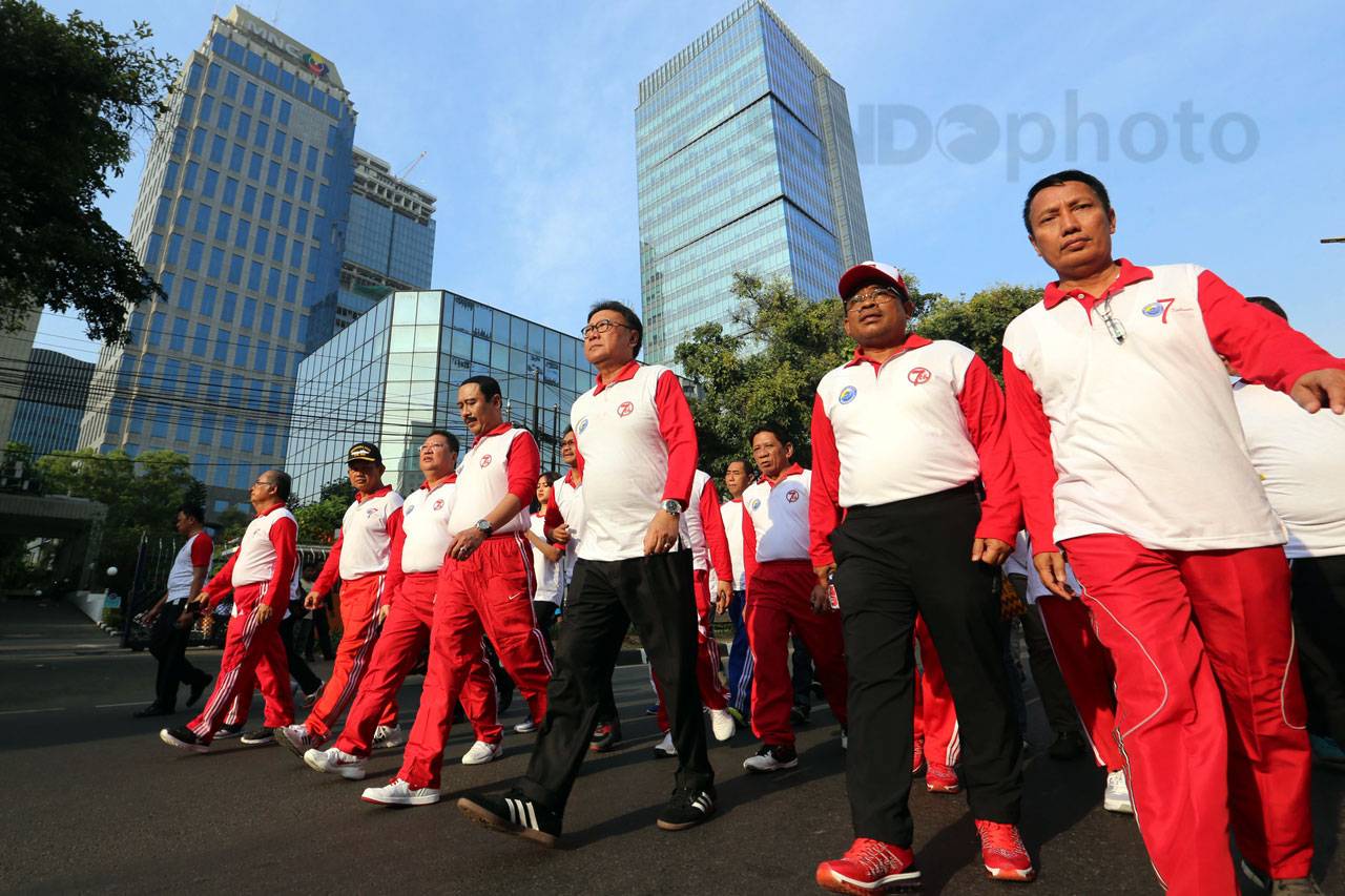 Mendagri Ikuti Jalan...