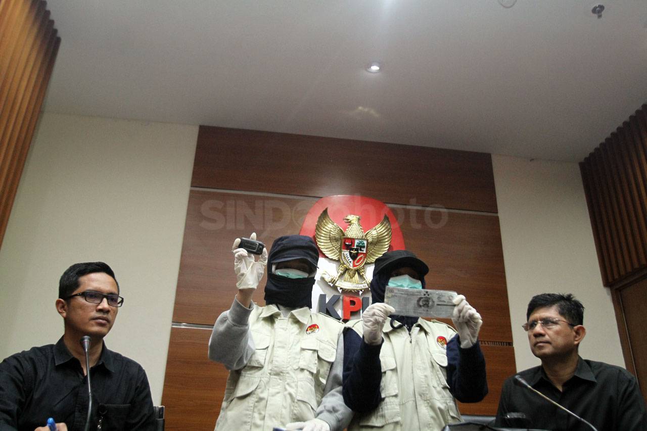 Selain Uang Rp200 Juta,...