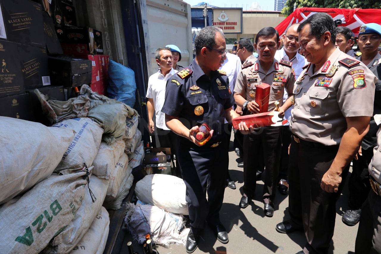 Polisi dan Bea Cukai...