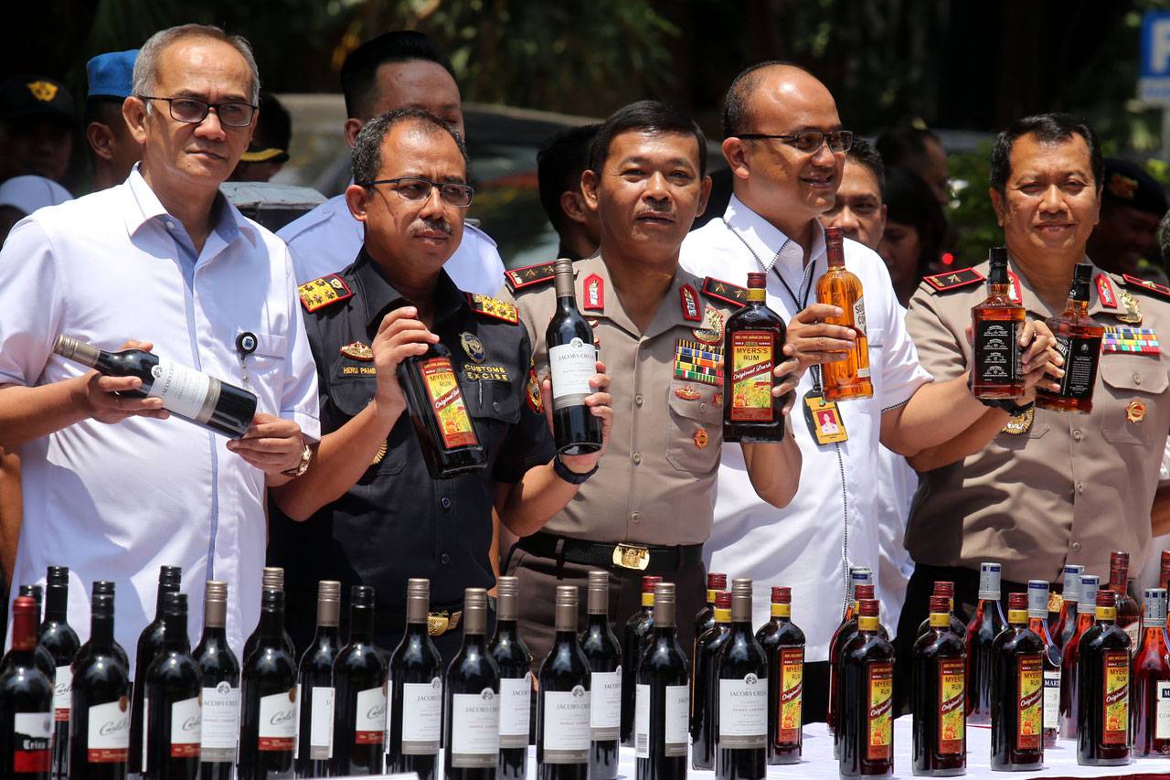 Polisi dan Bea Cukai...