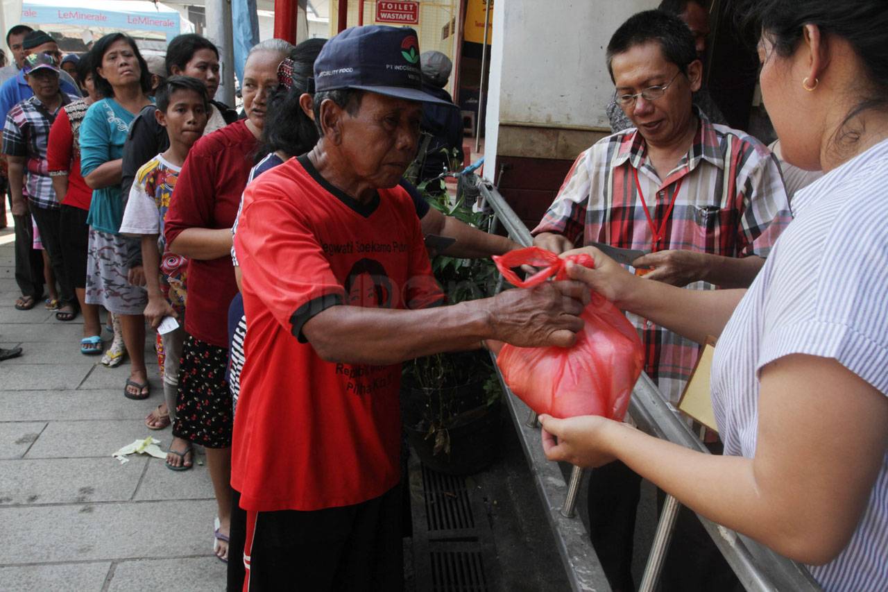 Bagi-Bagi Sembako dalam...
