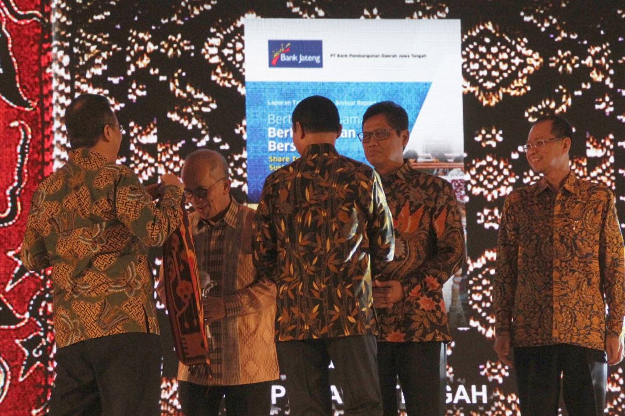 Bank DKI Raih Penghargaan...