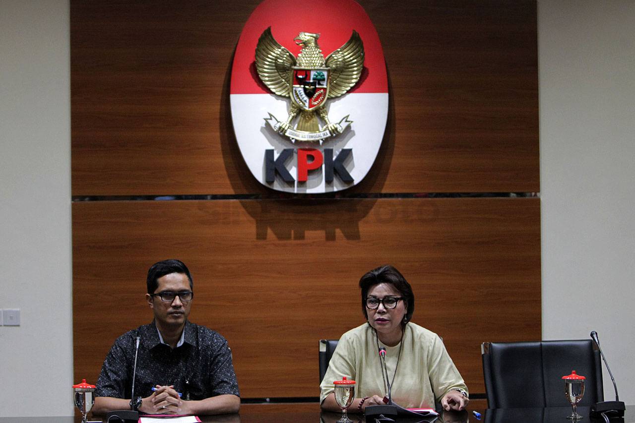 Penyidik Tunjukkan Uang...