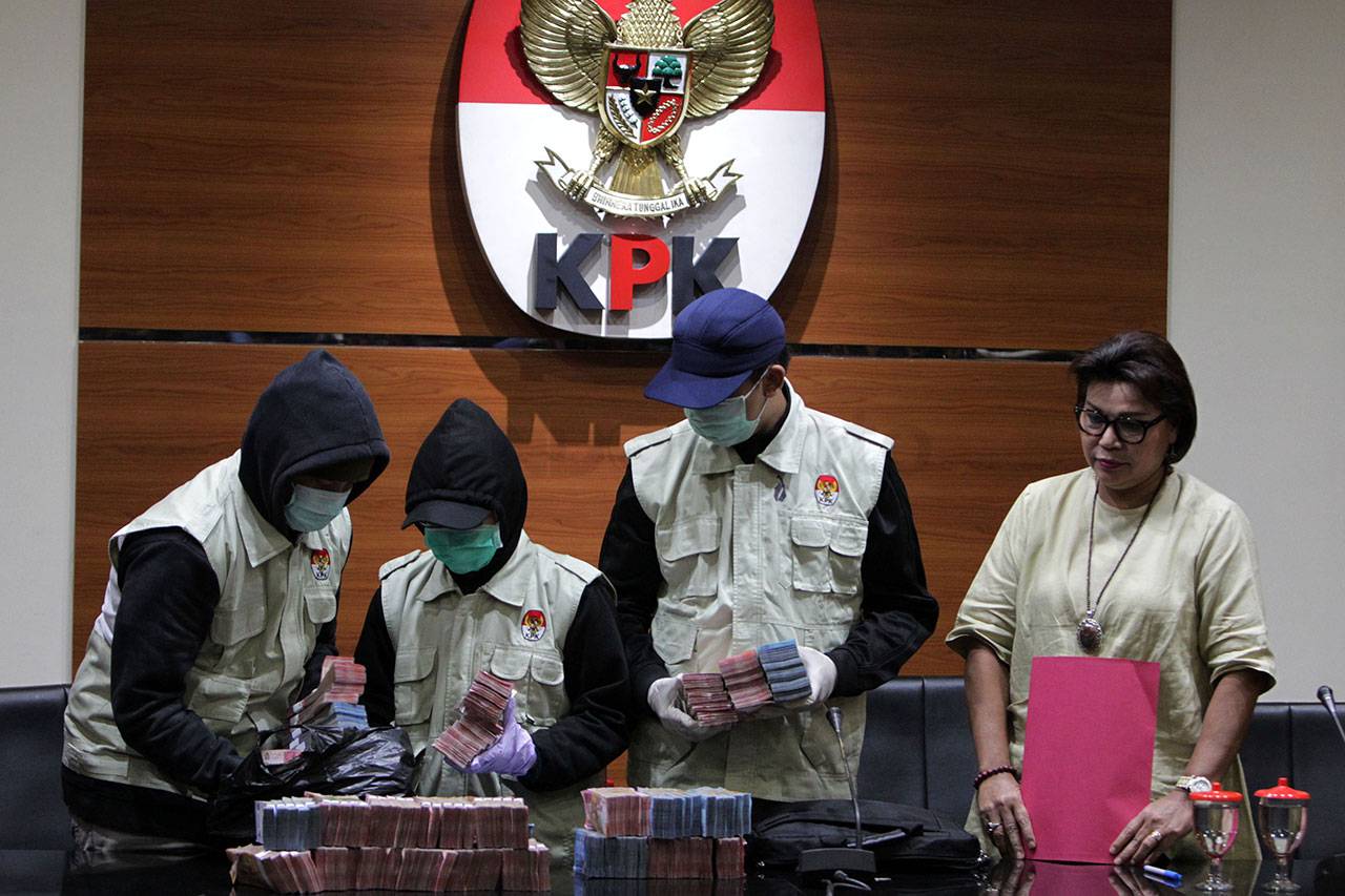 Penyidik Tunjukkan Uang...