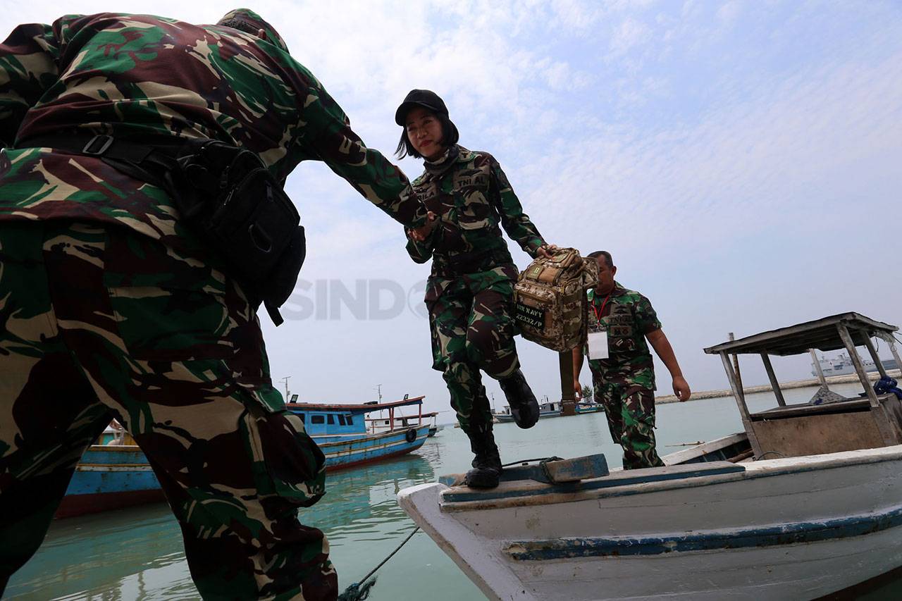 Personel TNI Berikan...