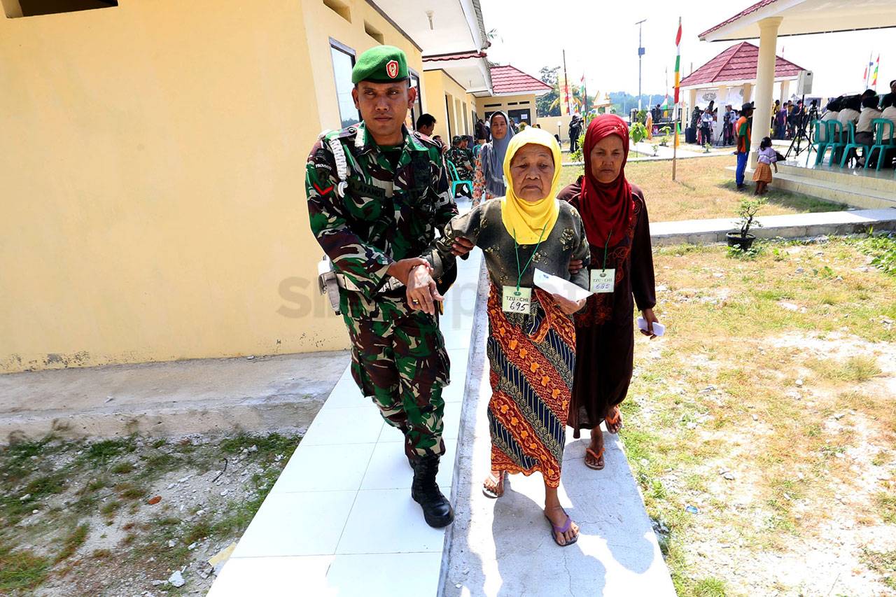 Personel TNI Berikan...