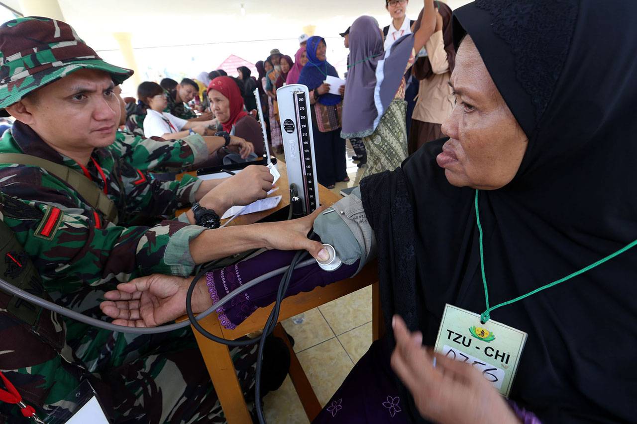 Personel TNI Berikan...
