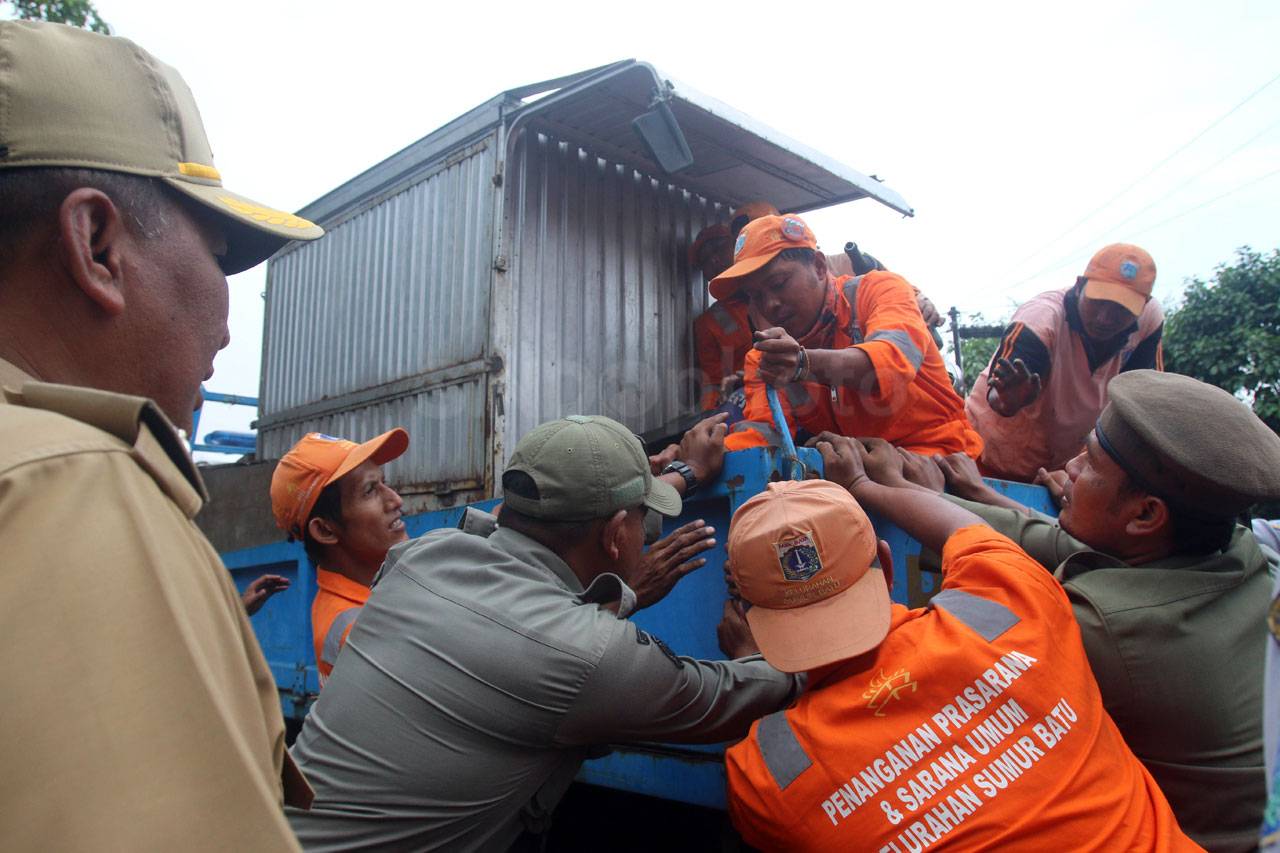 Satpol PP Lakukan Penertiban...