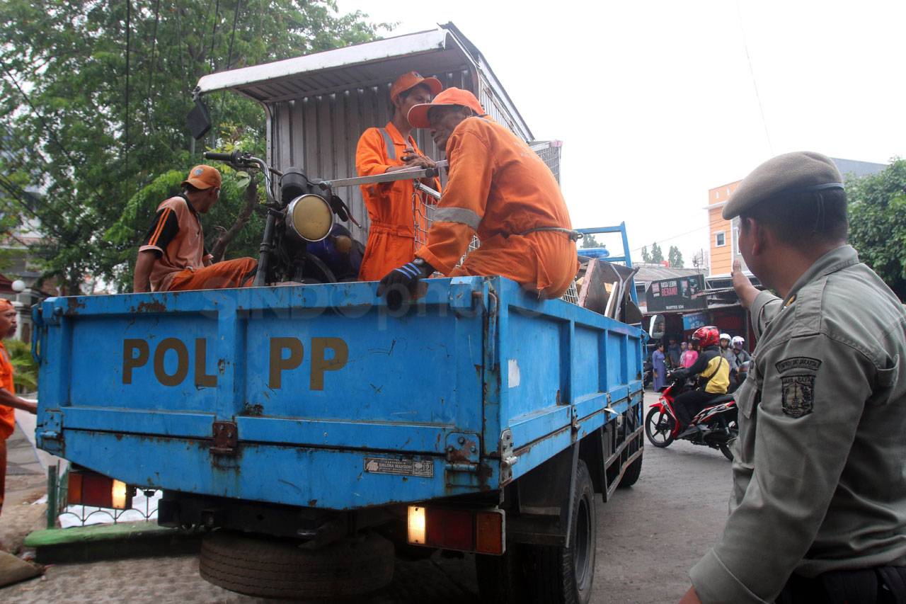 Satpol PP Lakukan Penertiban...