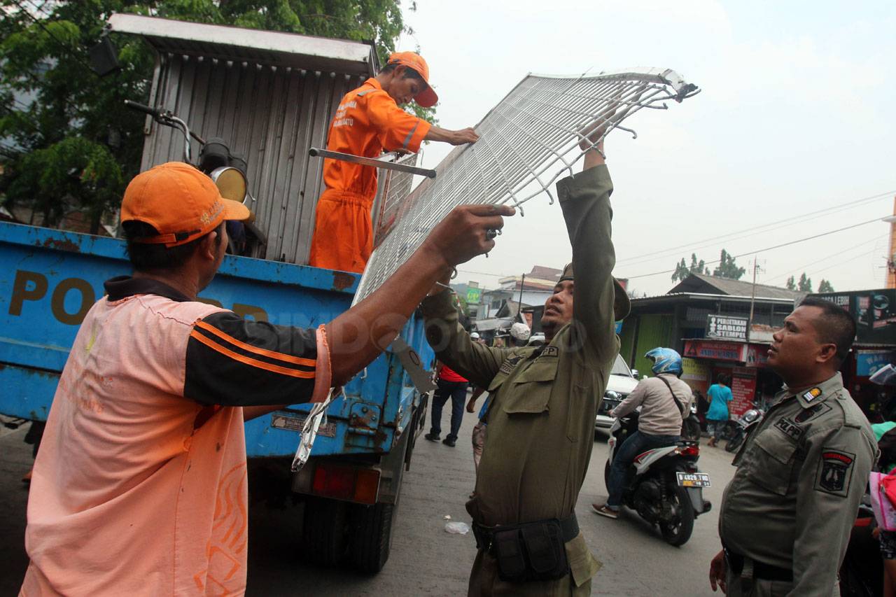 Satpol PP Lakukan Penertiban...