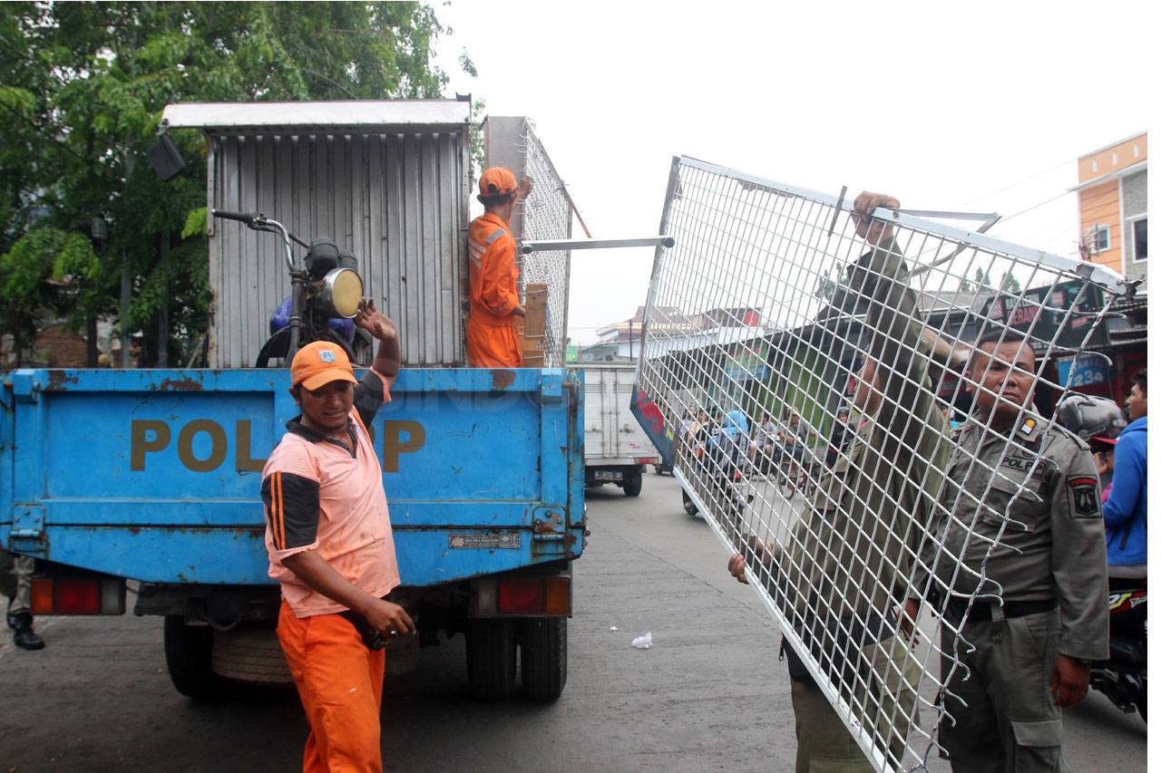 Satpol PP Lakukan Penertiban...