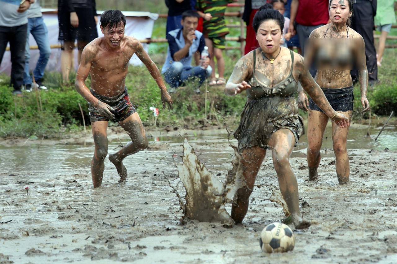 Sepak Bola Lumpur Wanita...