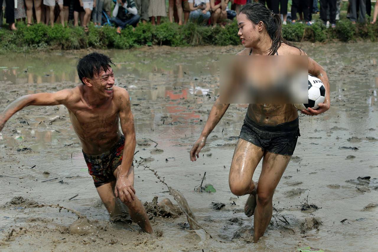 Sepak Bola Lumpur Wanita...