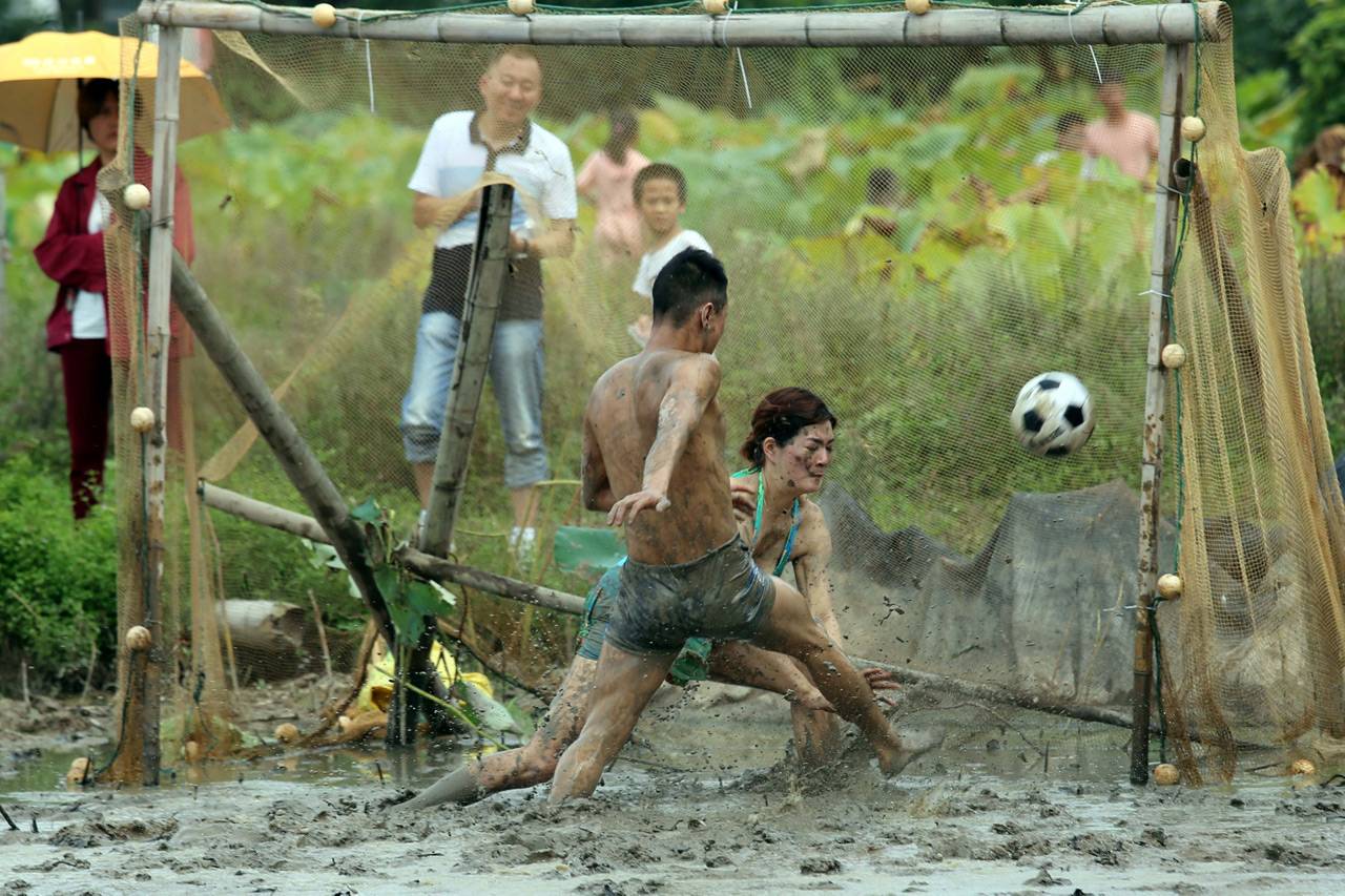 Sepak Bola Lumpur Wanita...