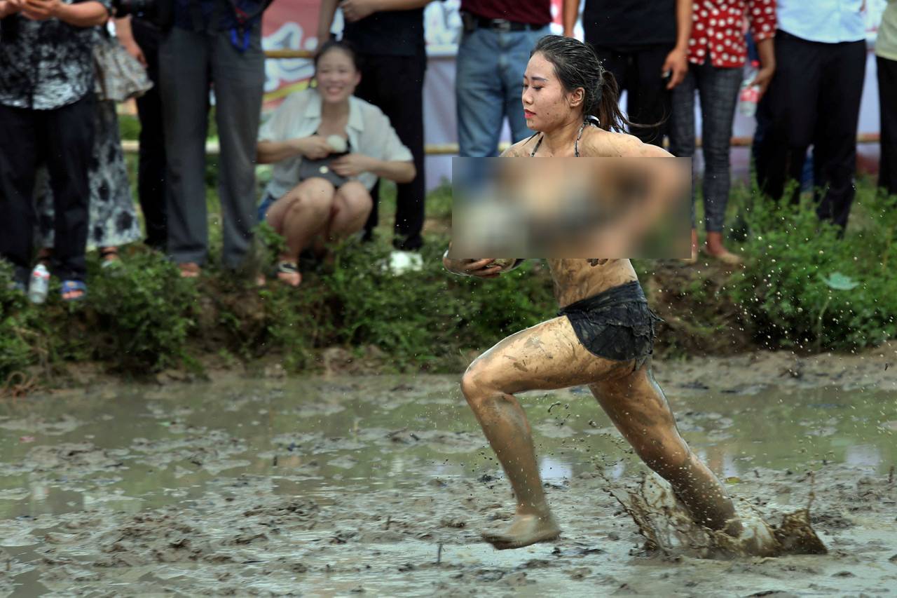 Sepak Bola Lumpur Wanita...