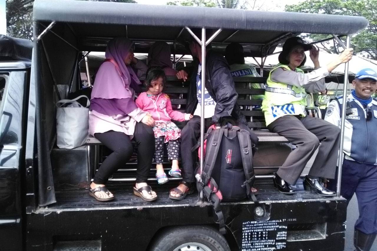 Angkot dan Taksi Mogok...