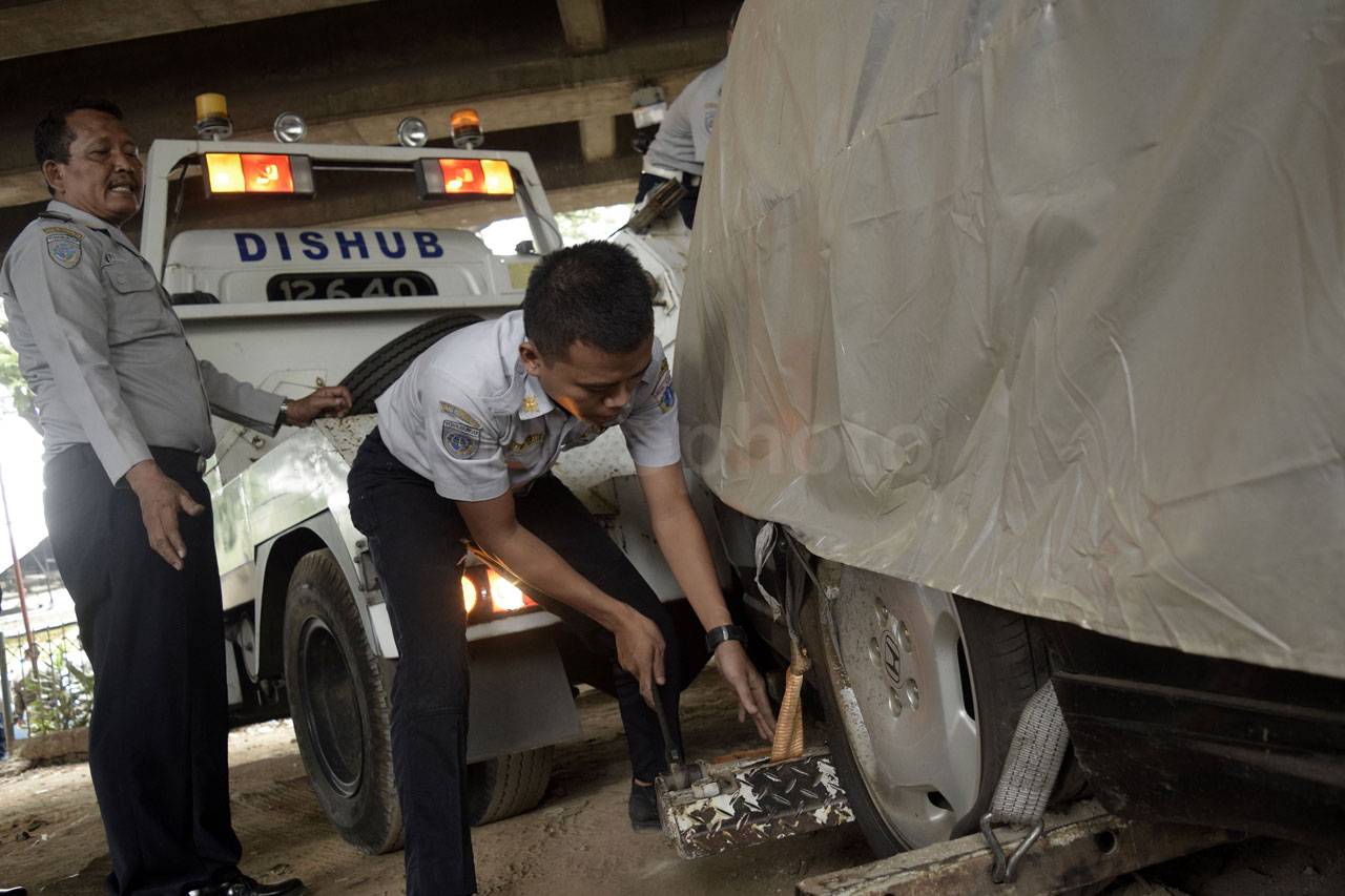 Petugas Gabungan Derek...