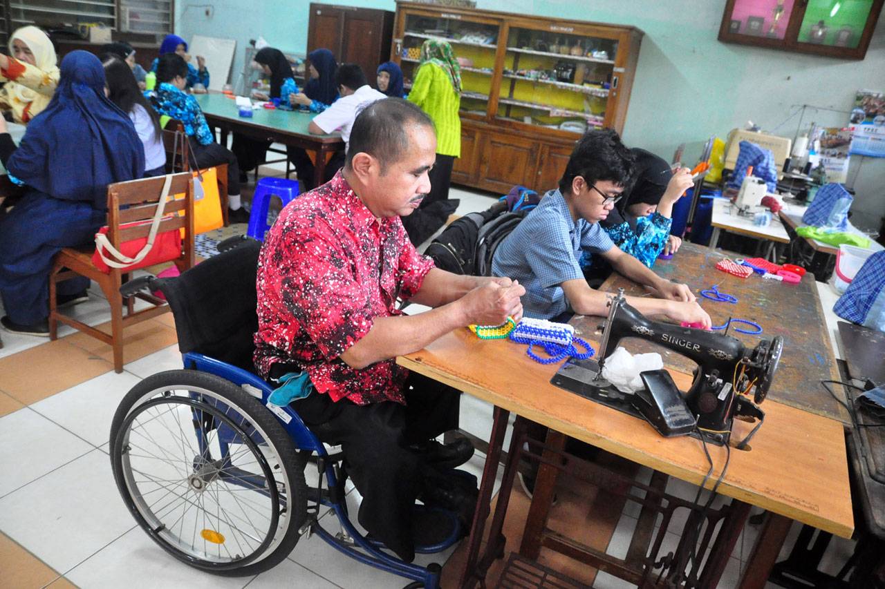Siswa SLB YPAC Jalani...