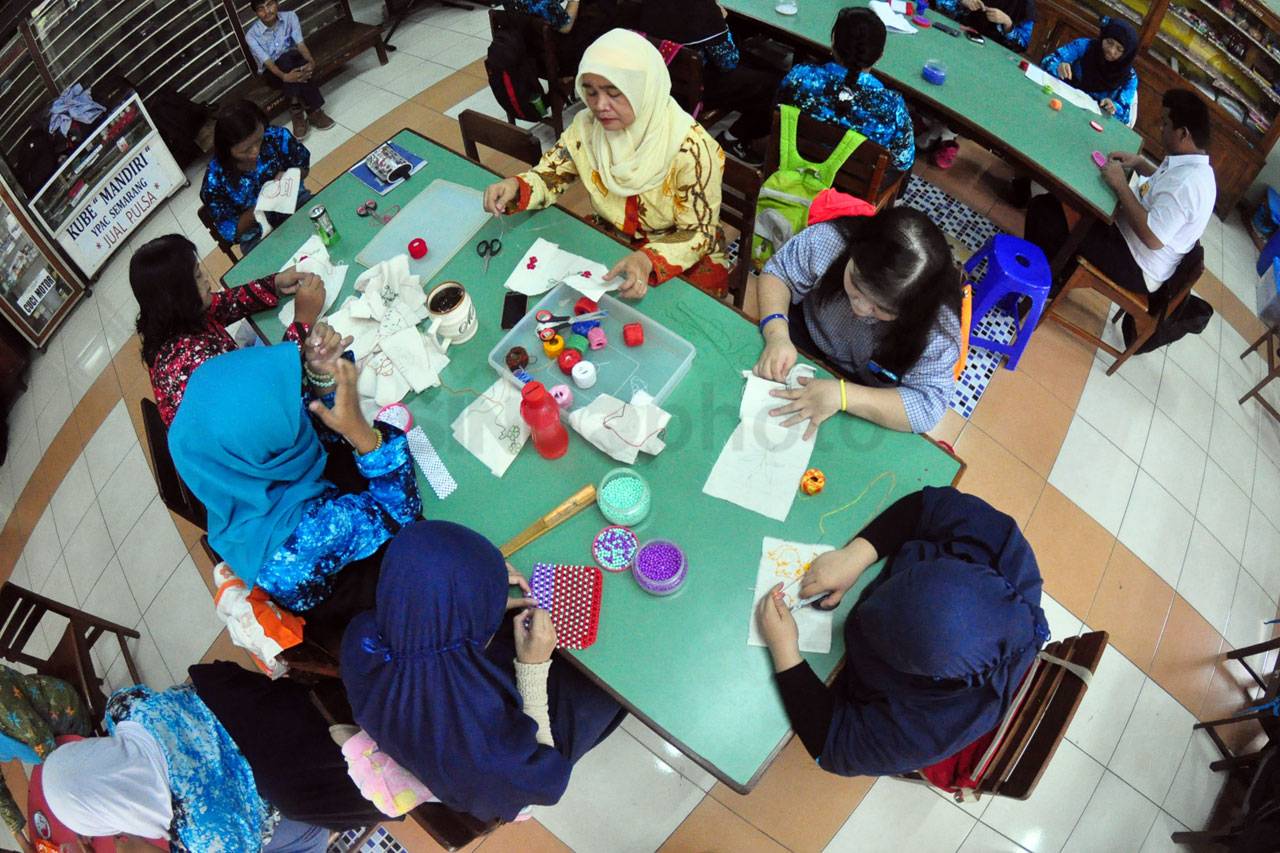 Siswa SLB YPAC Jalani...