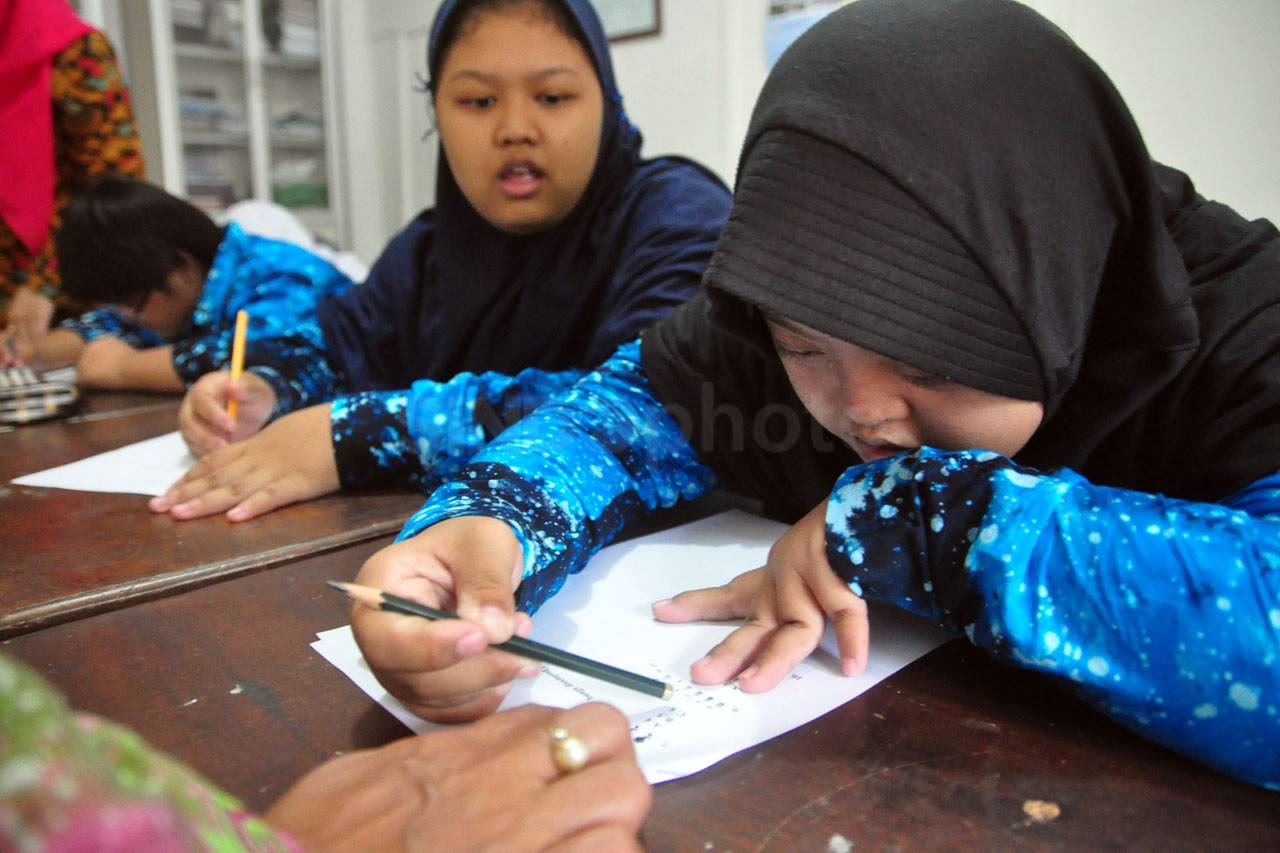 Siswa SLB YPAC Jalani...