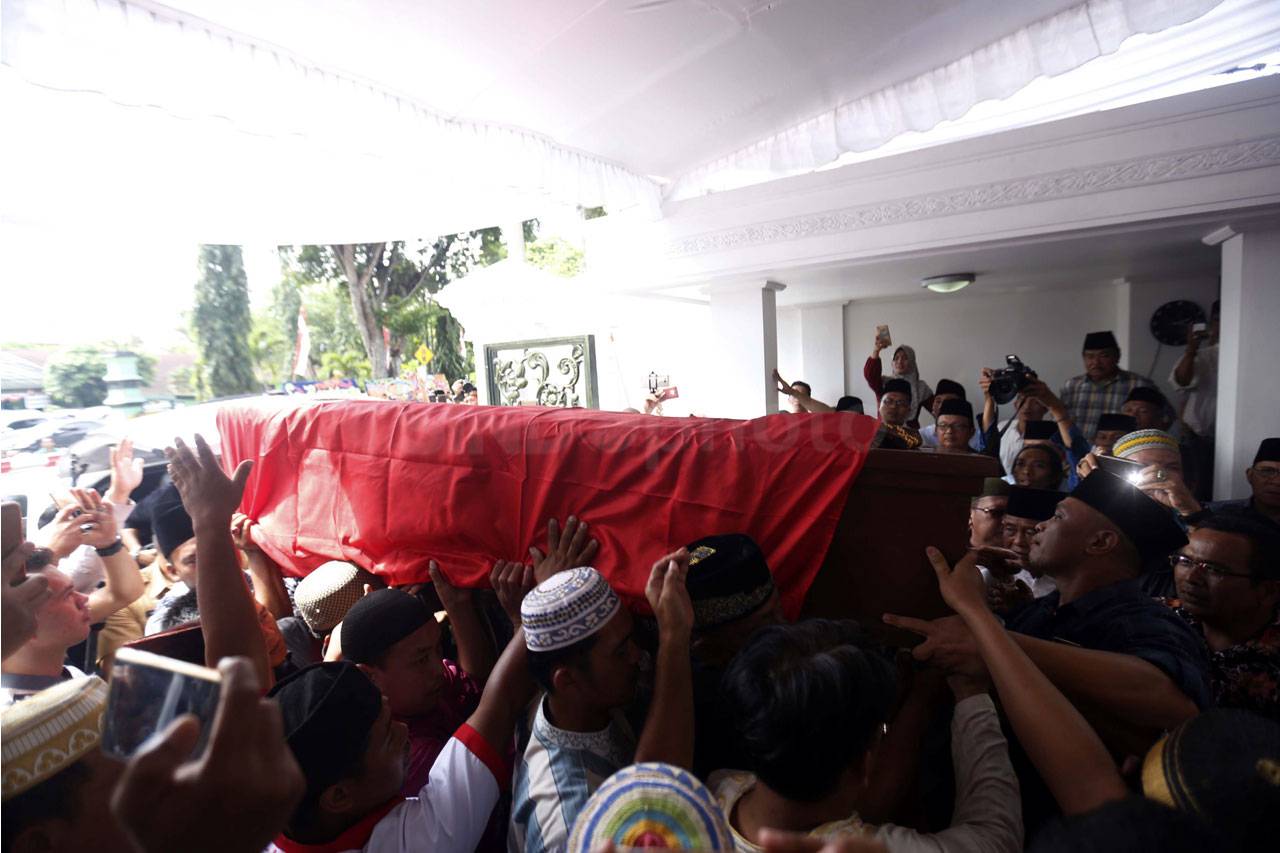 Disambut Ratusan Pelayat,...