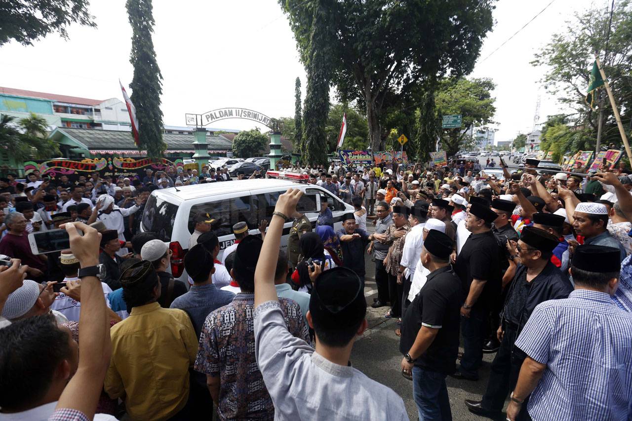 Disambut Ratusan Pelayat,...