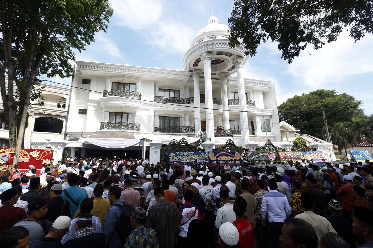 Disambut Ratusan Pelayat,...