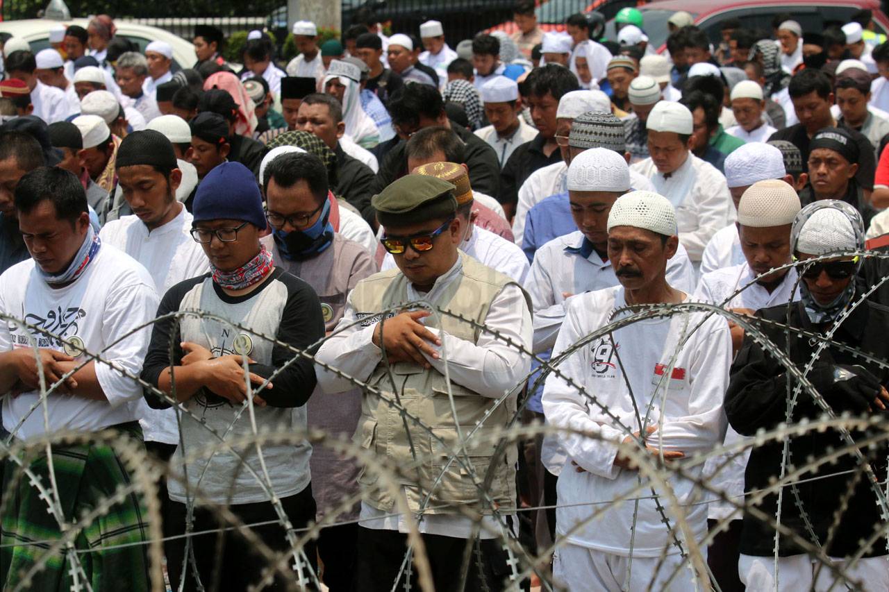 Massa Aksi 229 dan Aparat...