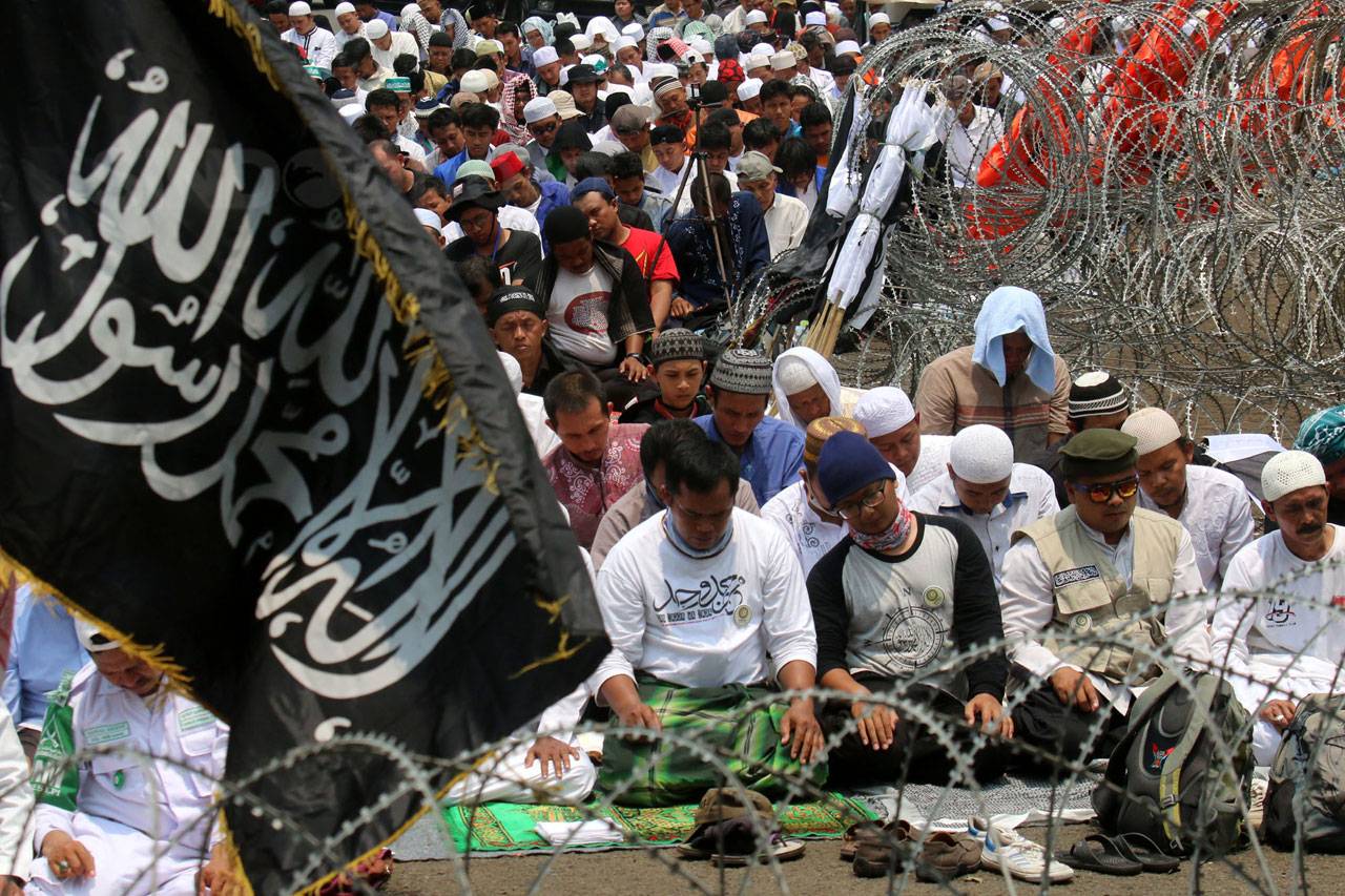 Massa Aksi 229 dan Aparat...