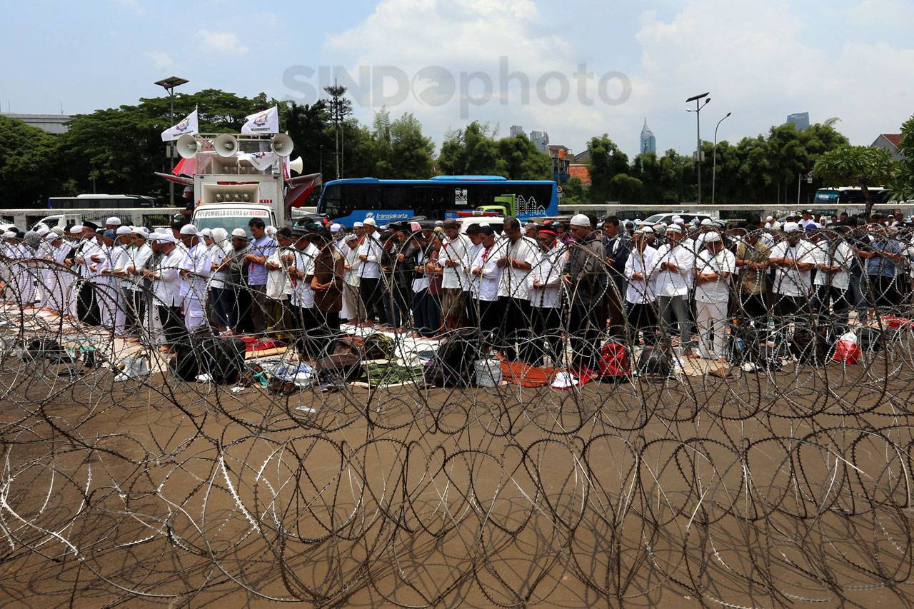 Massa Aksi 229 dan Aparat...