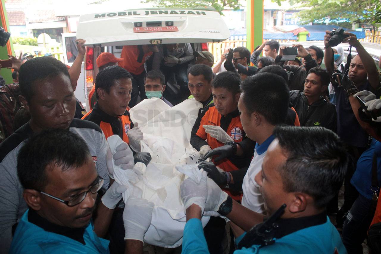 Jenazah Korban Keracunan...