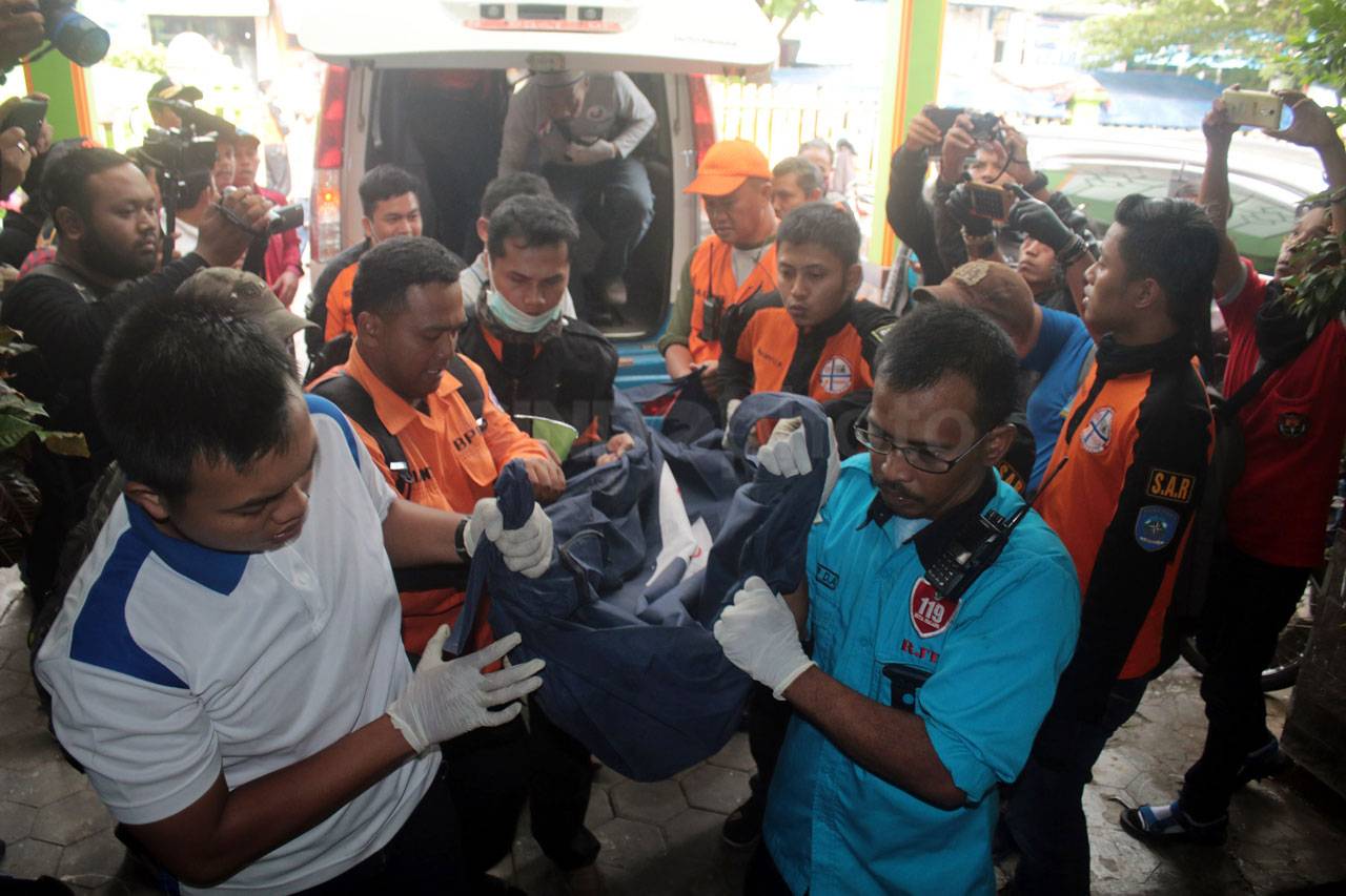 Jenazah Korban Keracunan...