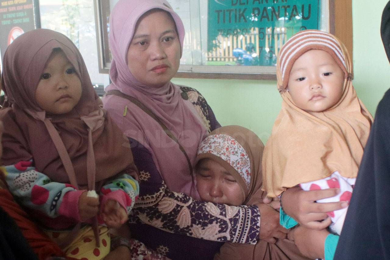 Jenazah Korban Keracunan...