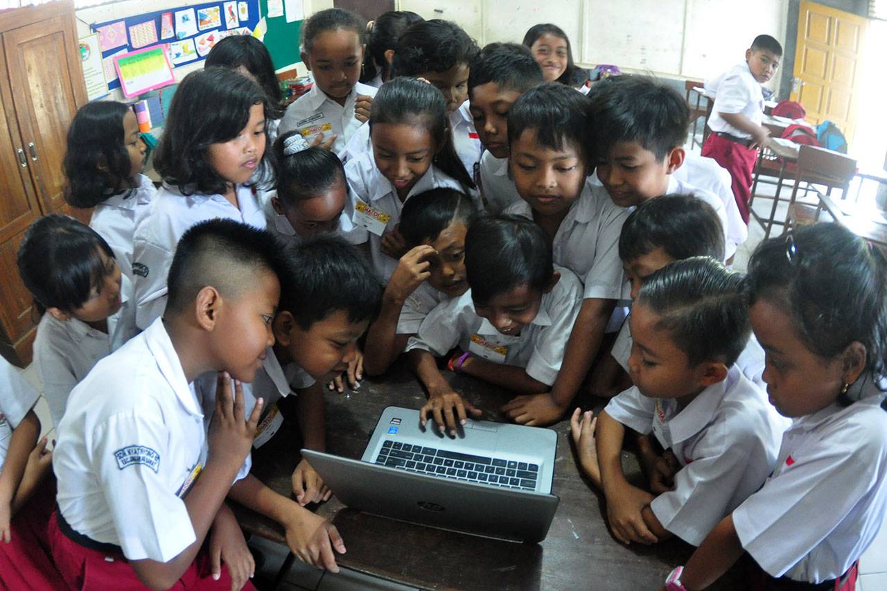 Siswa SD Belajar Akses...