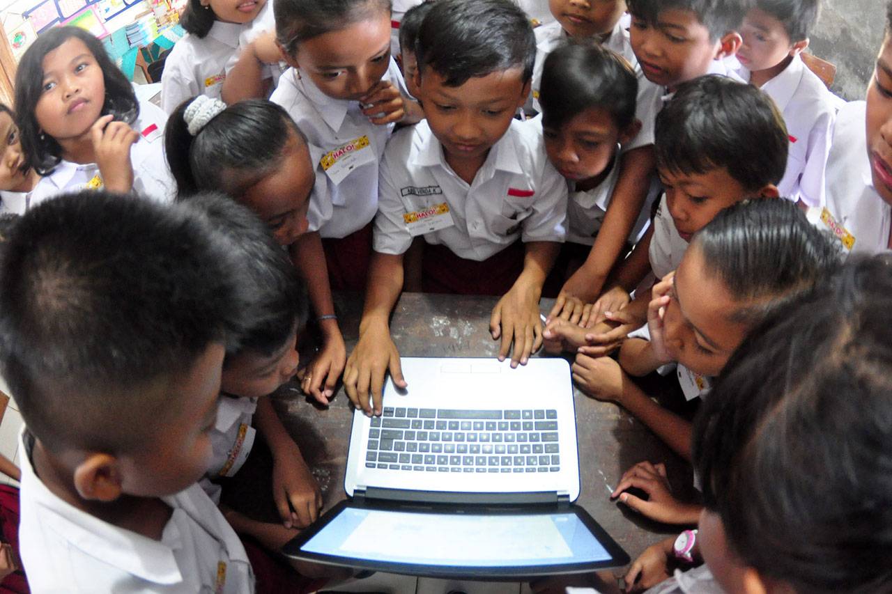 Siswa SD Belajar Akses...