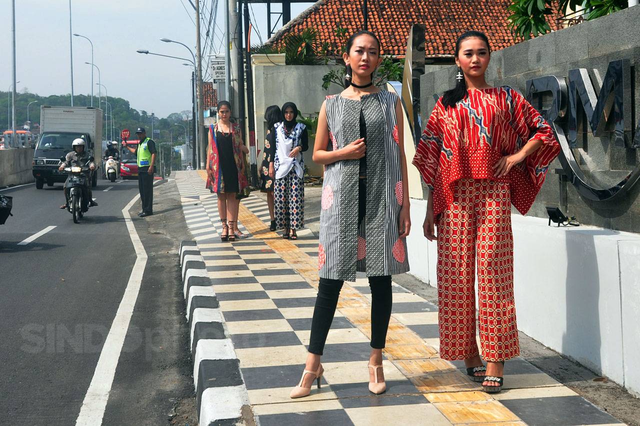 Fashion Batik di Pedestrian...