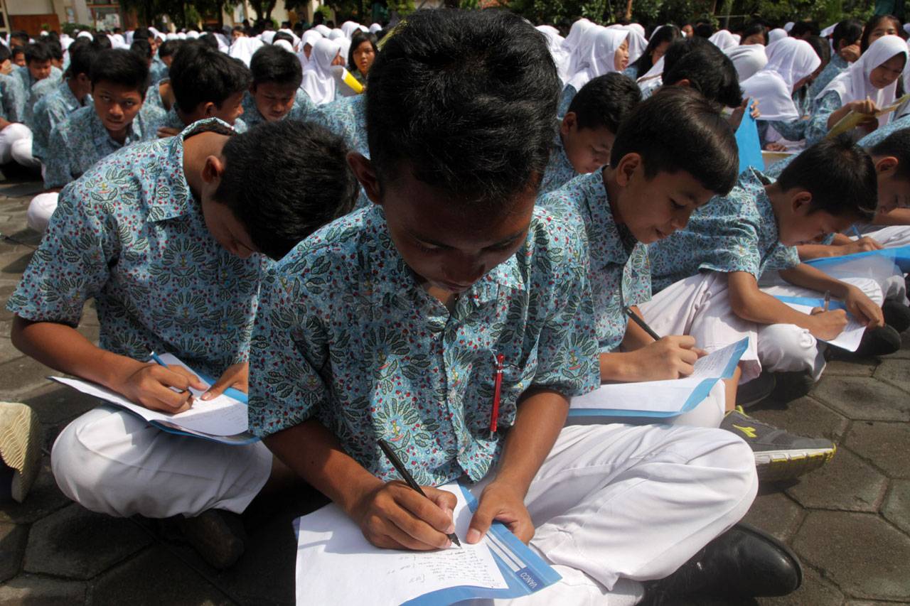 Ratusan Siswa SMPN 21...