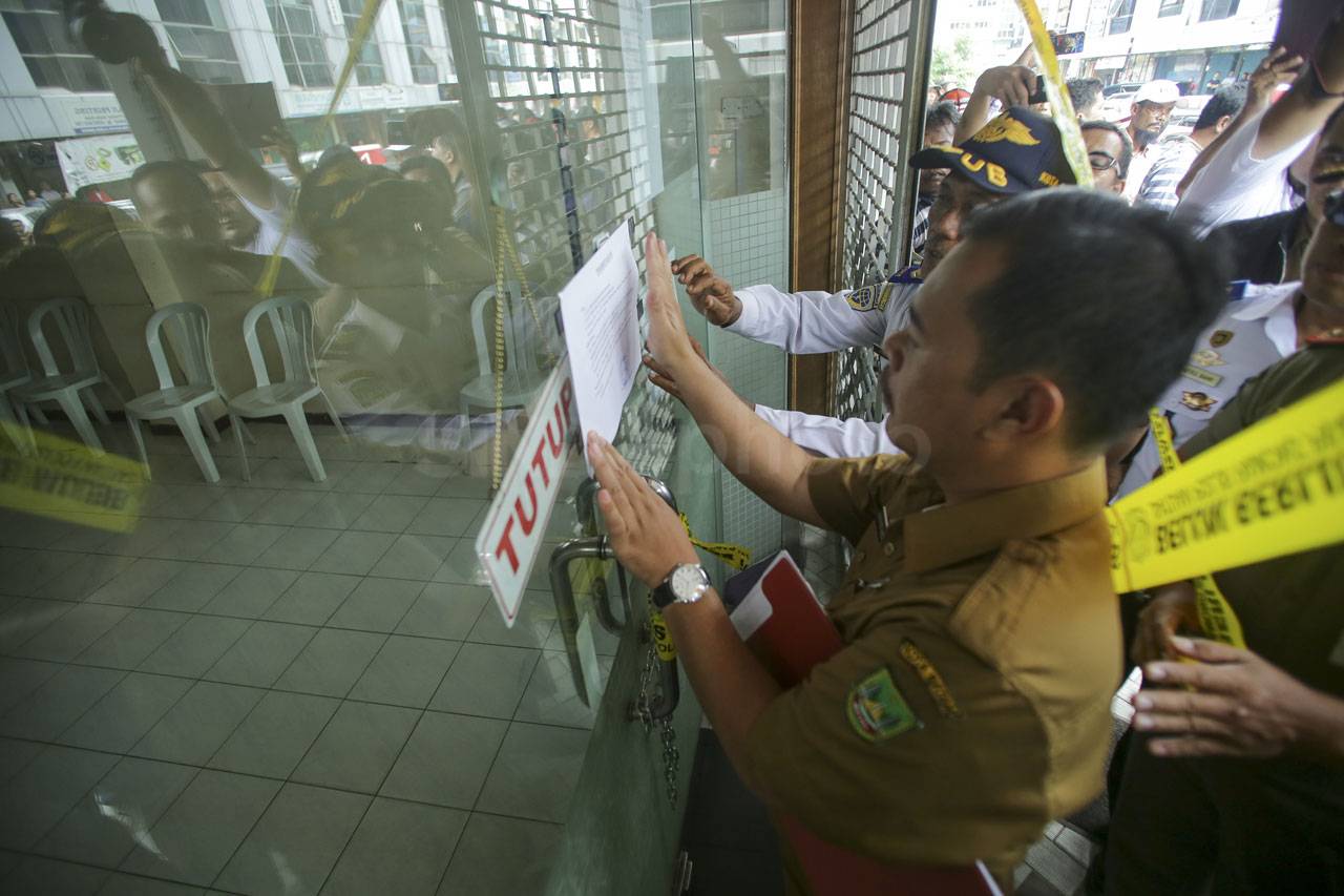 Pemkot Batam Segel Kantor...