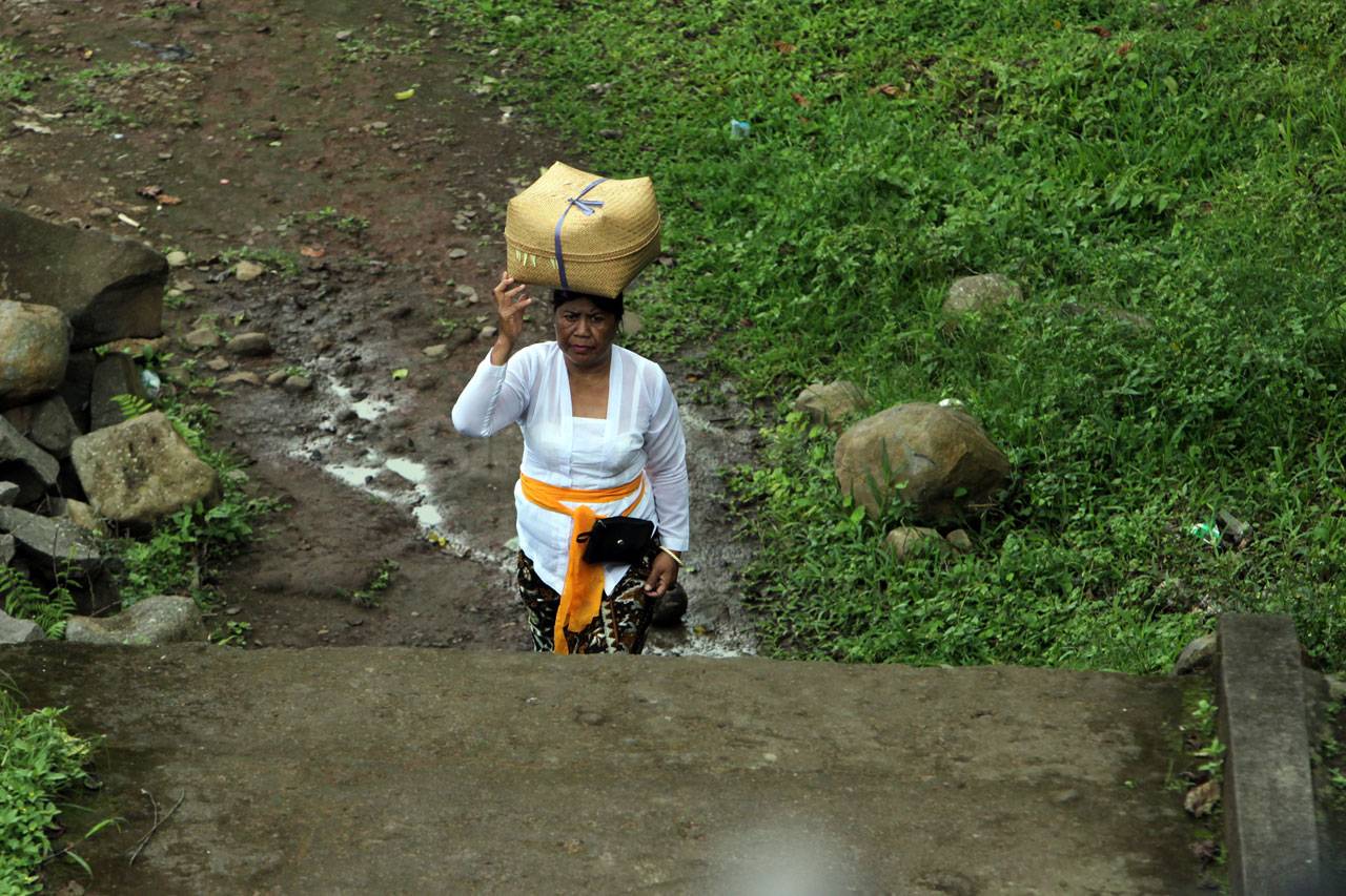 Gunung Agung Awas, Warga...