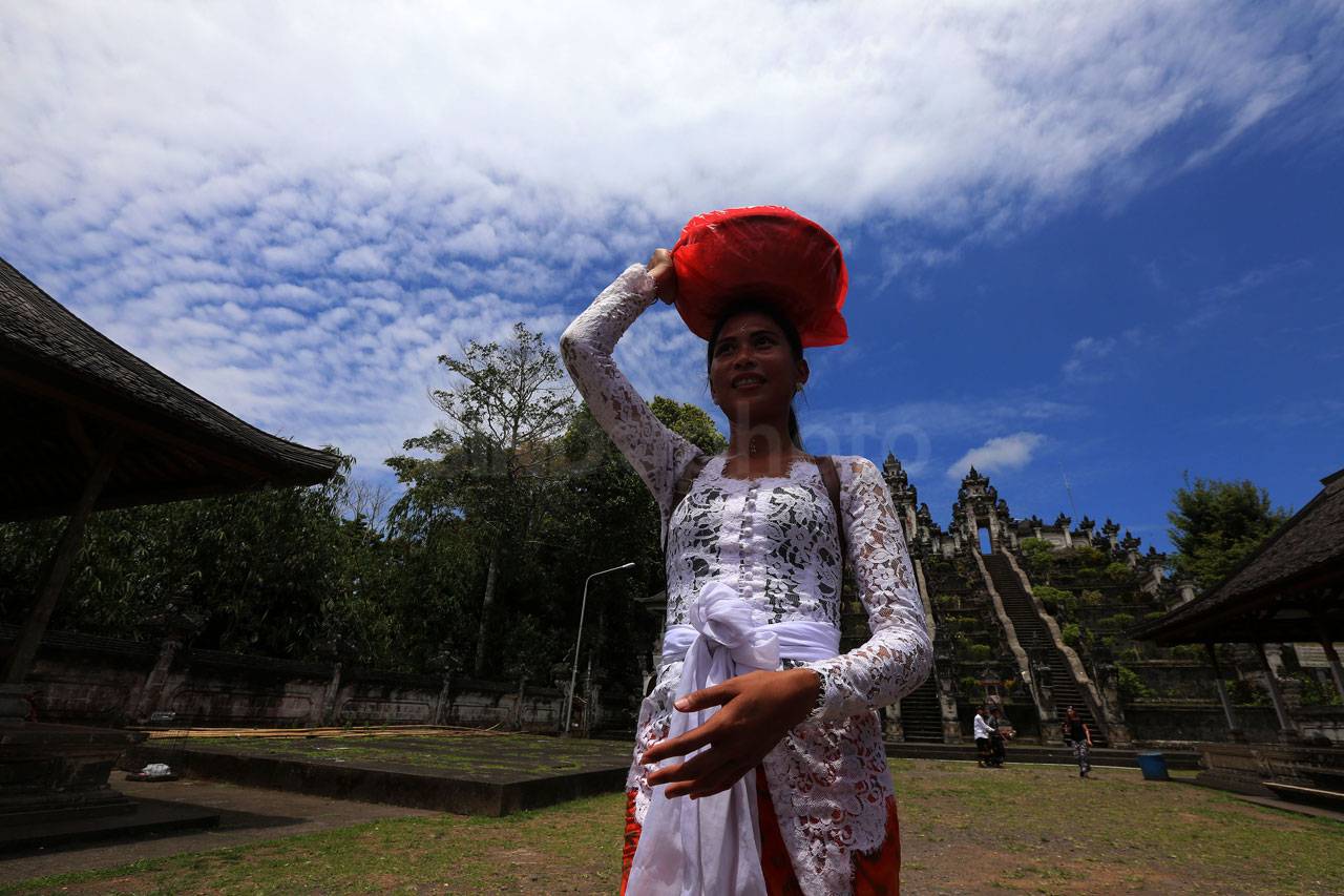 Gunung Agung Awas, Warga...