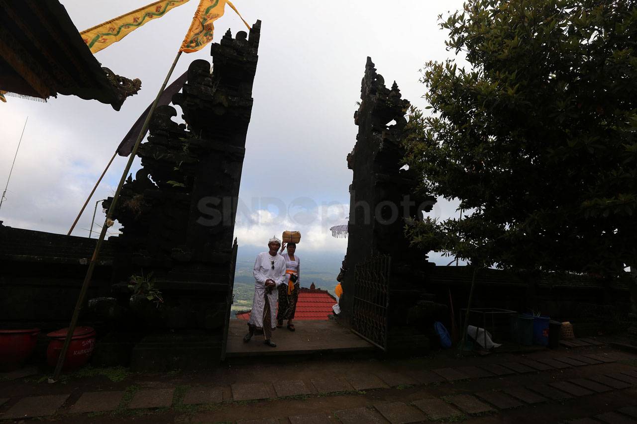 Gunung Agung Awas, Warga...
