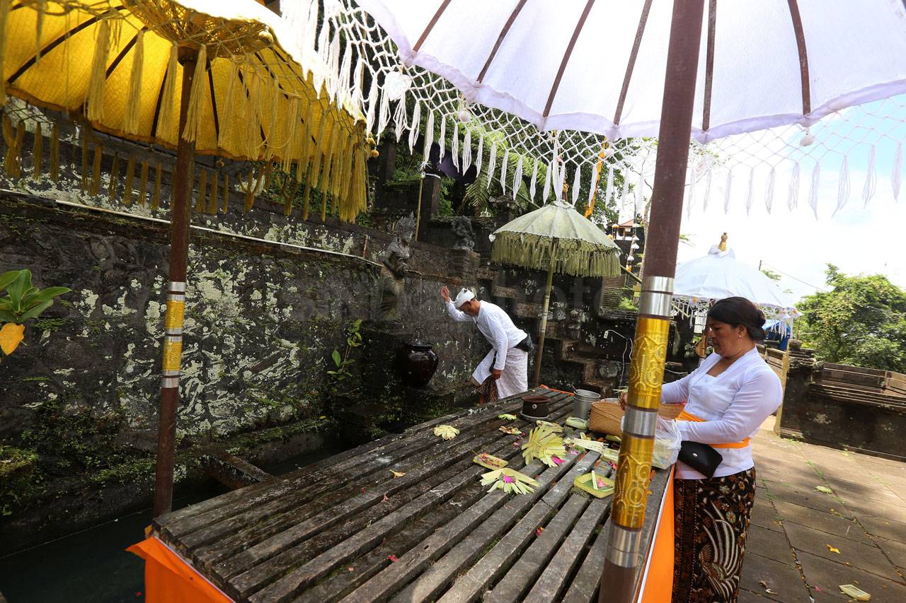 Gunung Agung Awas, Warga...