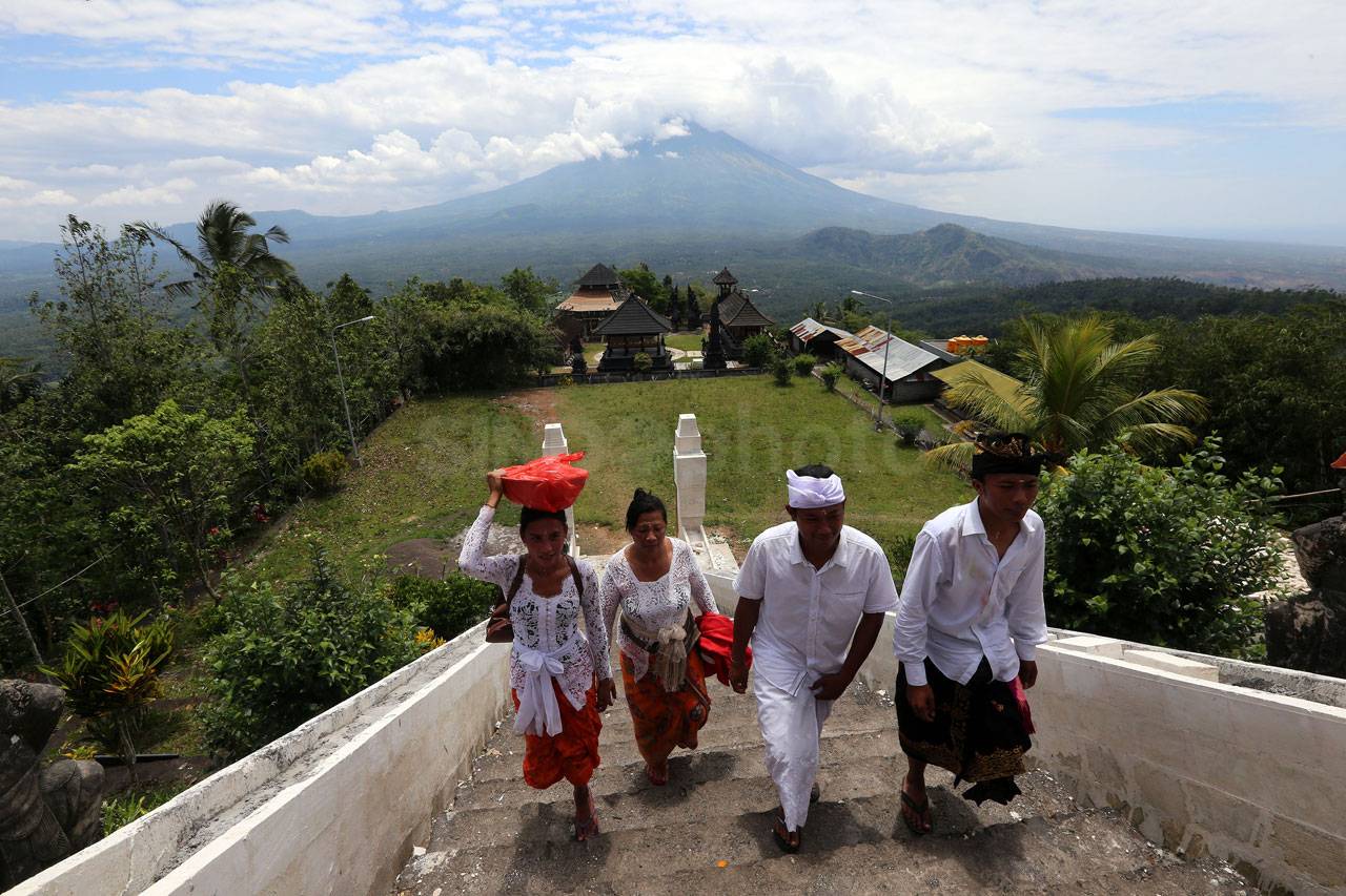 Gunung Agung Awas, Warga...