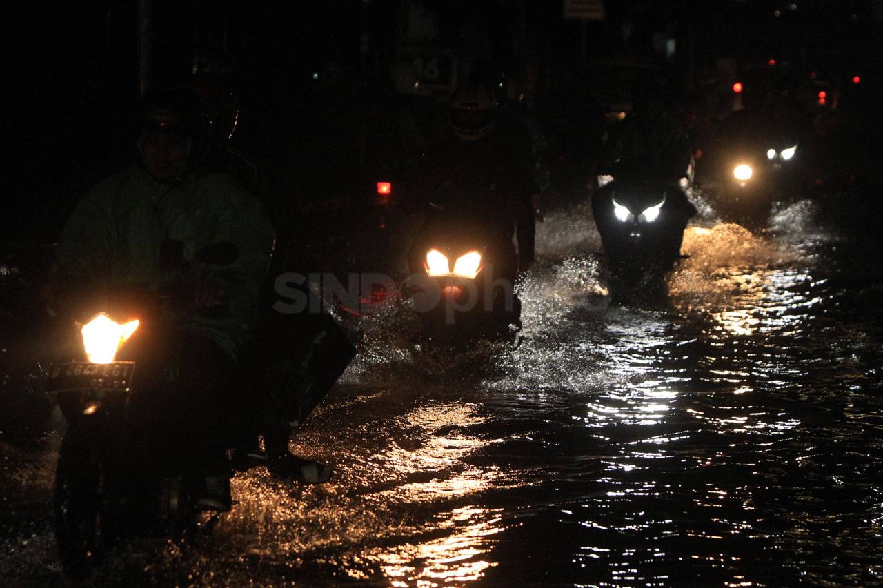 Hujan Sebentar, Jalan...