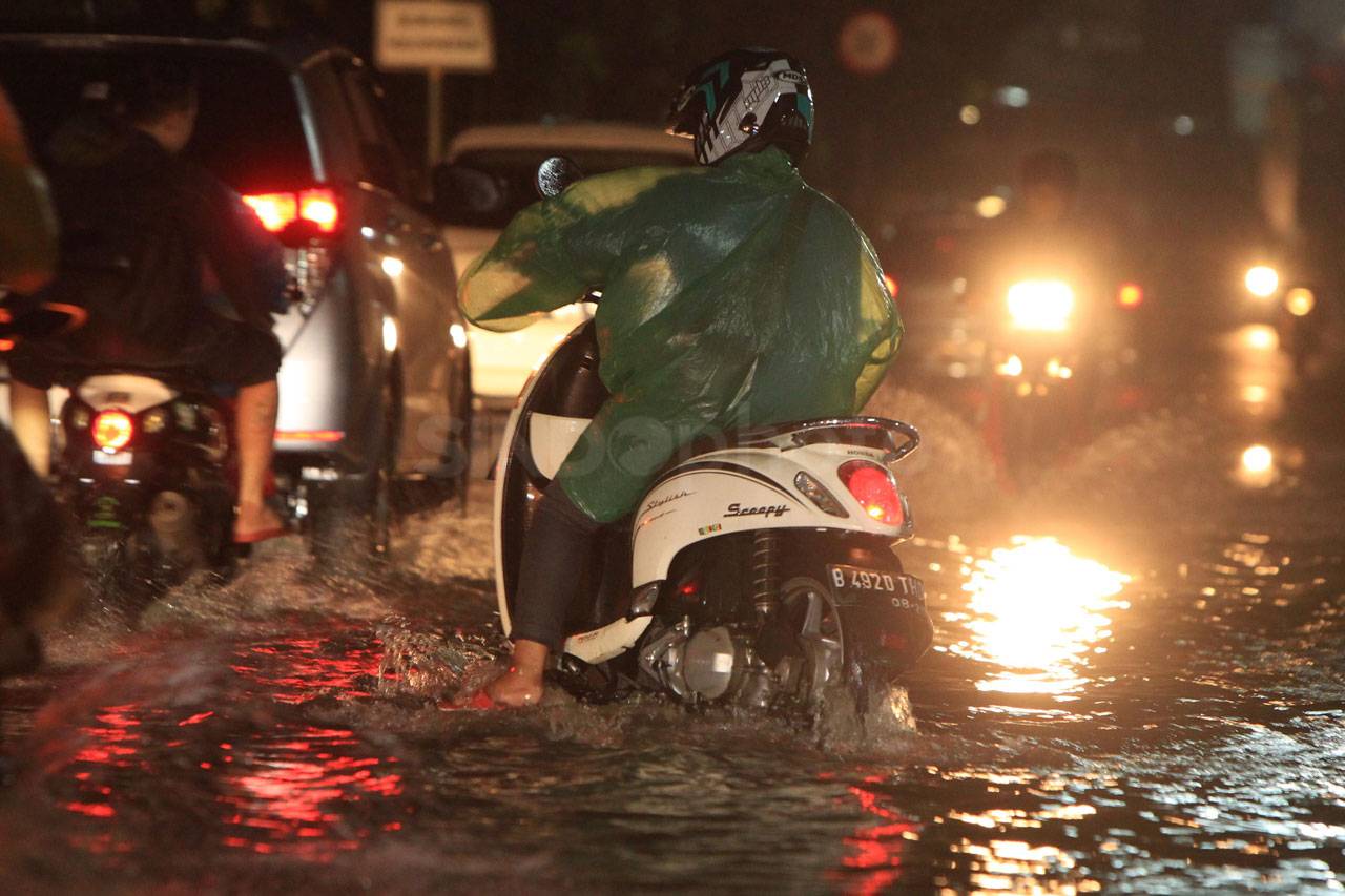 Hujan Sebentar, Jalan...